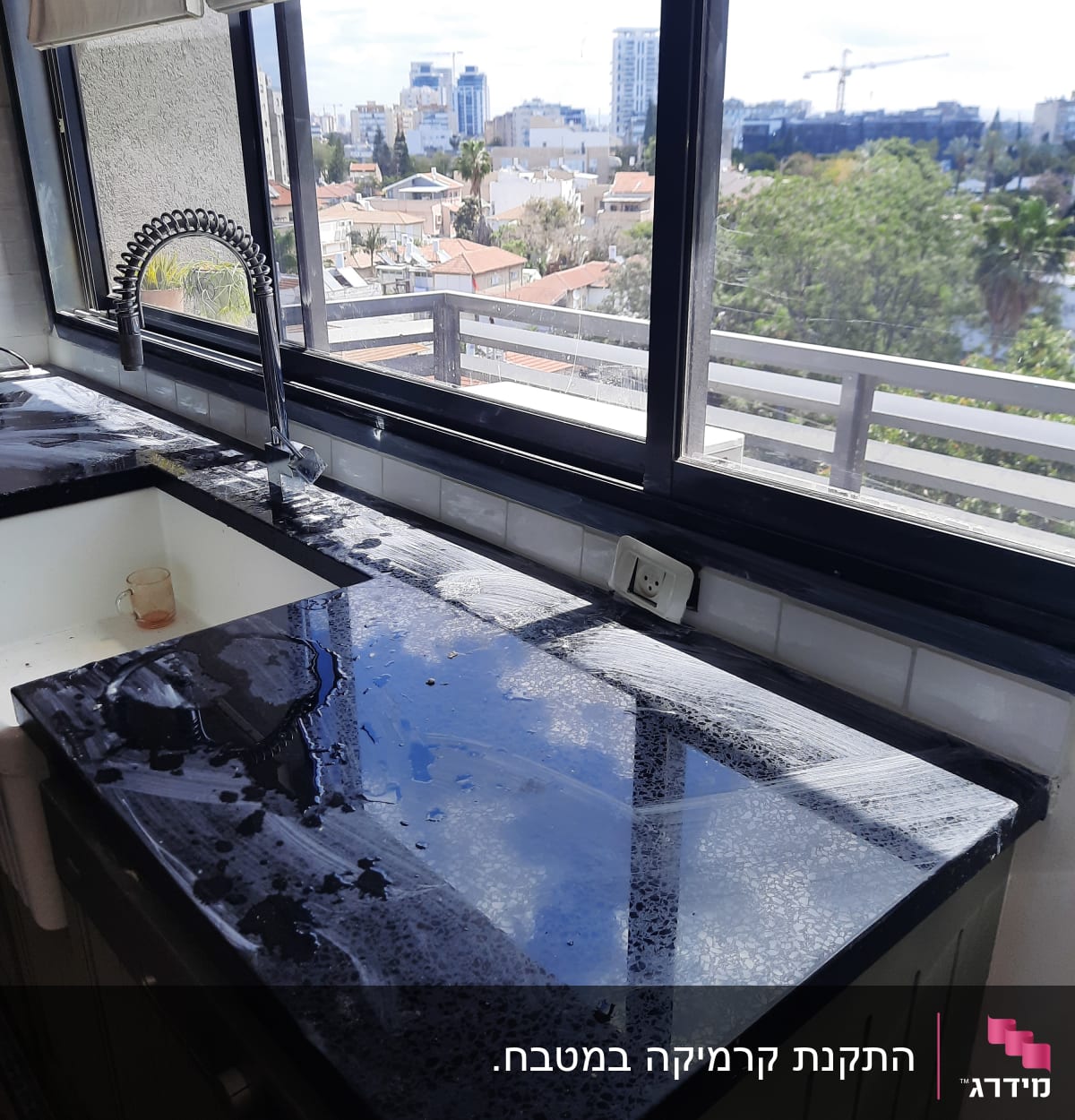 שיש שחור מבריק עם ברז מתכת גבוה